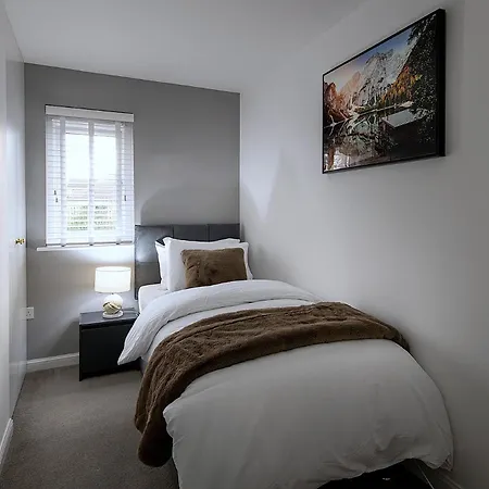 Luxury 4 Bedroom Townhouse With Free Parking *