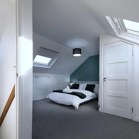 Luxury 4 Bedroom Townhouse With Free Parking Apartment *