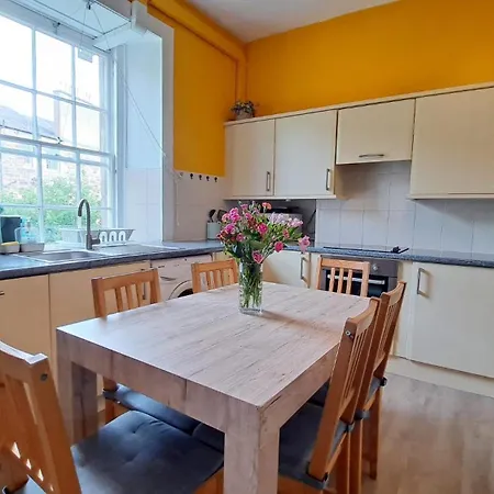 Spacious Victorian Flat In