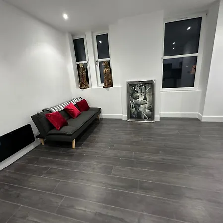 Architect Designed Meadows Apartment Edinburgh