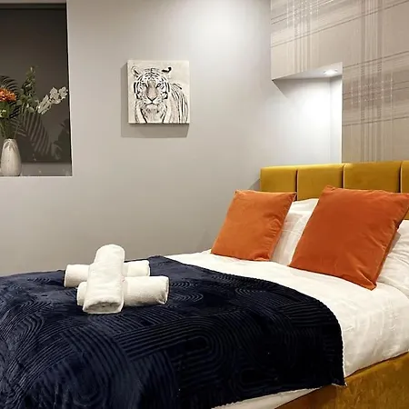 23 Henderson Modern 1 Bed Leith Tram Station