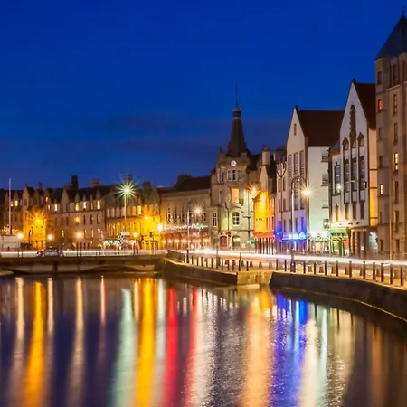 23 Henderson Modern 1 Bed Leith Tram Station *