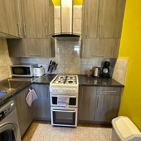 Cosy In Centre , 2 Bedroom1 Bathroom Apartment *