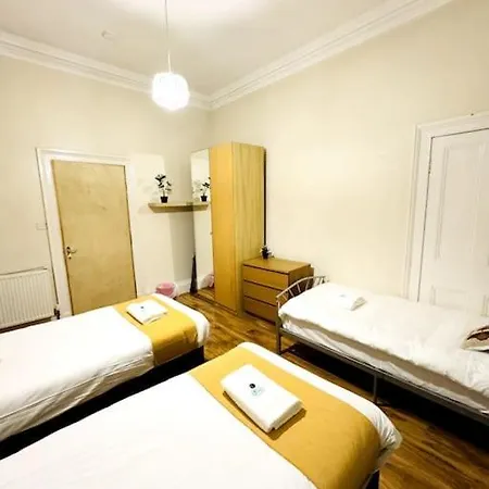 2 Bed Flat In * Edinburgh