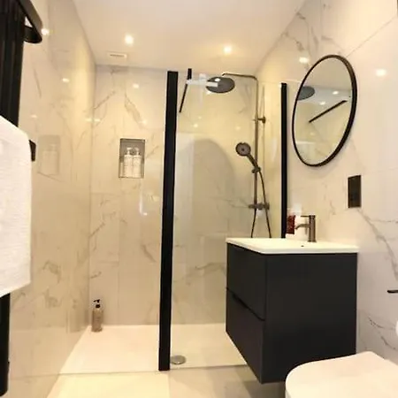 Cosy Apartment, Free Street Parking *