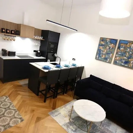 Apartment Cosy Apartment, Free Street Parking