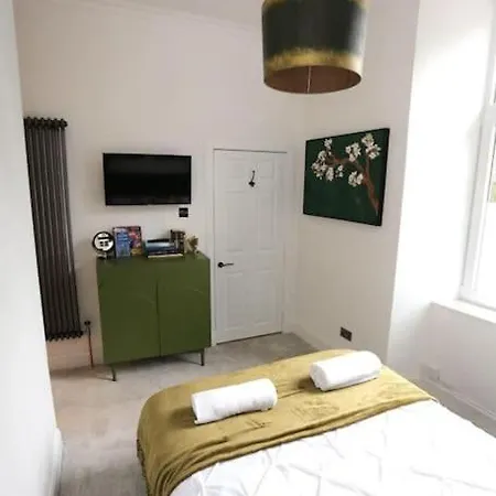 Cosy Apartment, Free Street Parking *