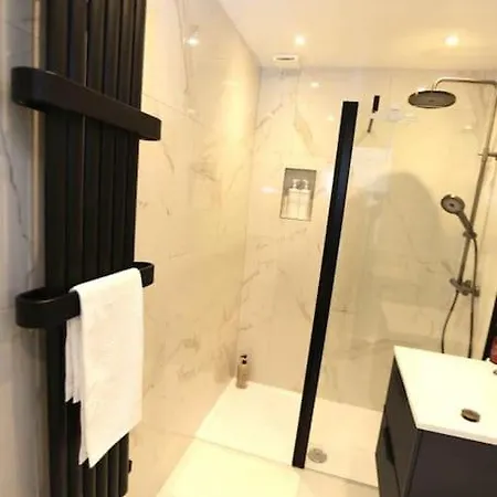 Cosy Apartment, Free Street Parking *