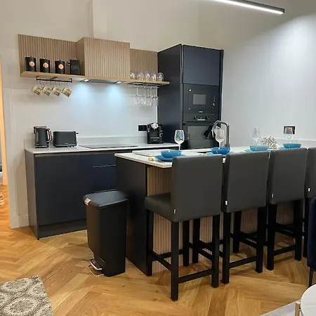 Apartment Cosy Apartment, Free Street Parking