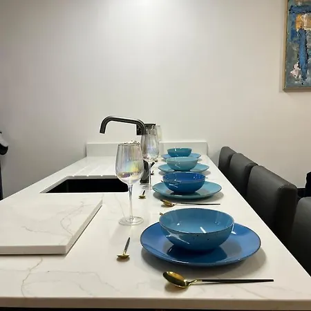 Cosy Apartment, Free Street Parking *