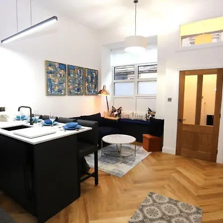 Apartment Cosy Apartment, Free Street Parking