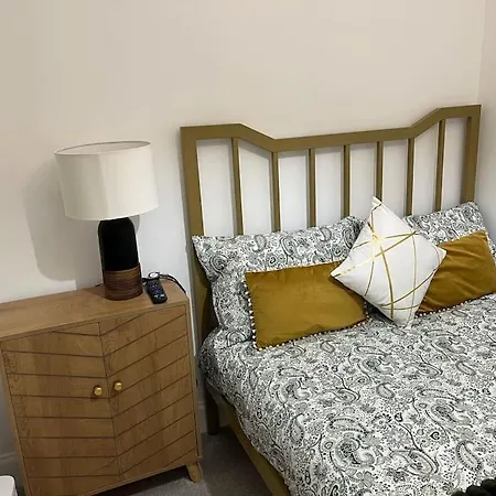 Cosy Apartment, Free Street Parking Apartment