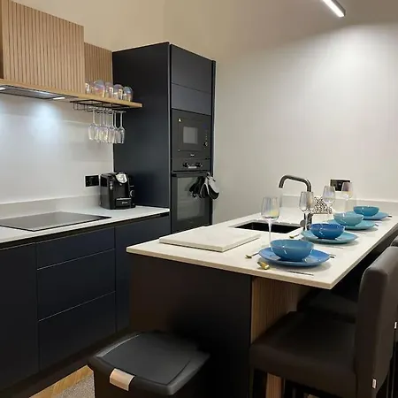 Cosy Apartment, Free Street Parking Apartment *