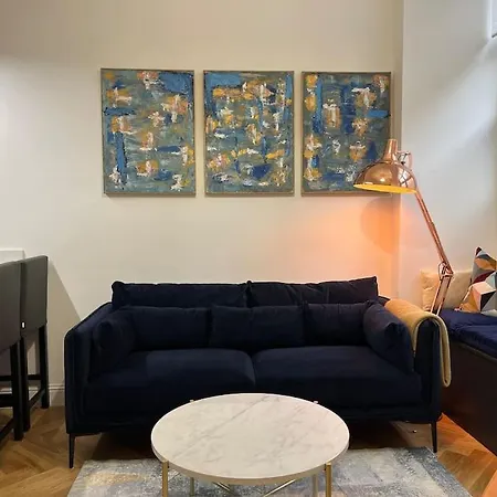 Cosy Apartment, Free Street Parking *