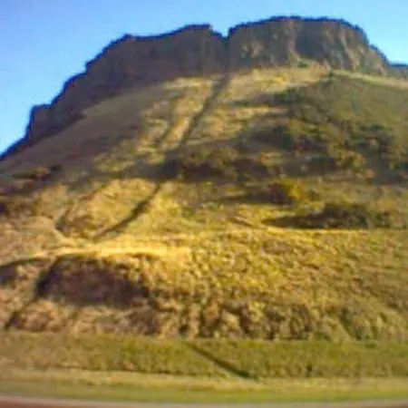 Apartment Idyll To Chill Beneath The Crags! *