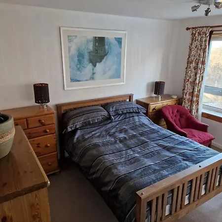 Apartment Idyll To Chill Beneath The Crags!