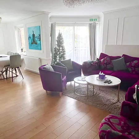 Holiday home Centre House - 5 Bedrooms - Sleeps 9 - Parking