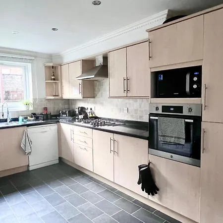 Centre House - 5 Bedrooms - Sleeps 9 - Parking Holiday home *