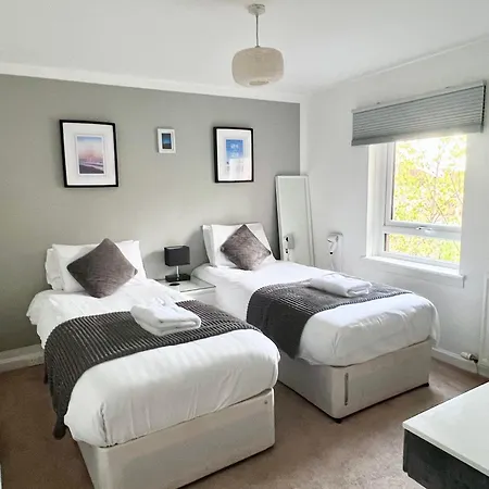 Holiday home Centre House - 5 Bedrooms - Sleeps 9 - Parking Edinburgh