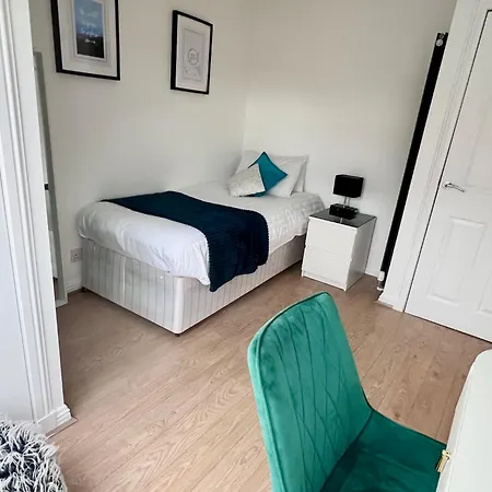 Centre House - 5 Bedrooms - Sleeps 9 - Parking *