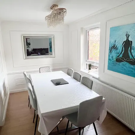 Centre House - 5 Bedrooms - Sleeps 9 - Parking * Edinburgh