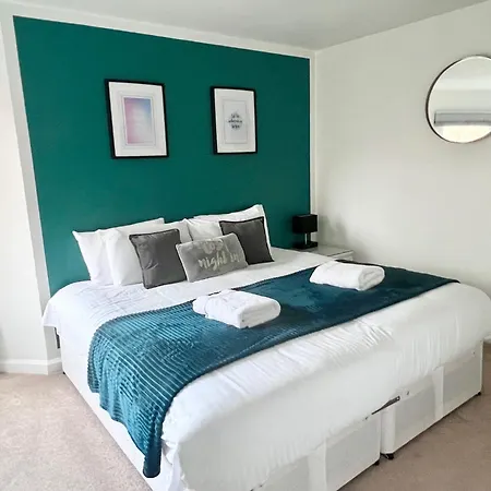 Centre House - 5 Bedrooms - Sleeps 9 - Parking