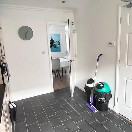 Centre House - 5 Bedrooms - Sleeps 9 - Parking Holiday home