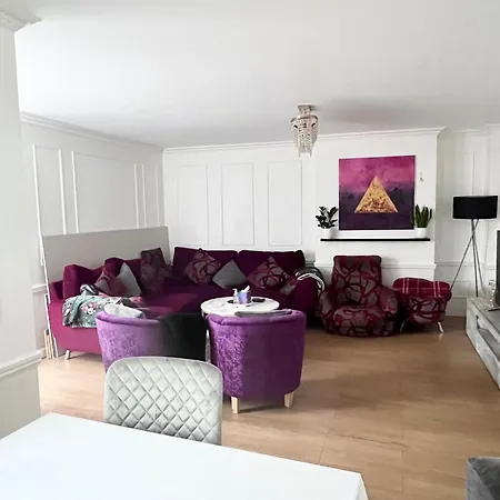 Holiday home Centre House - 5 Bedrooms - Sleeps 9 - Parking