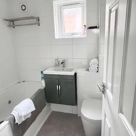 Centre House - 5 Bedrooms - Sleeps 9 - Parking Holiday home *