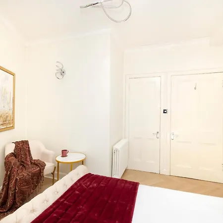 City Centre Modern Flat For 2 Adults And 1 Child *