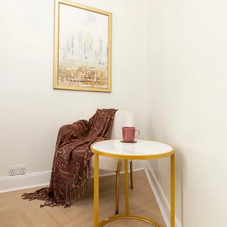 City Centre Modern Flat For 2 Adults And 1 Child *