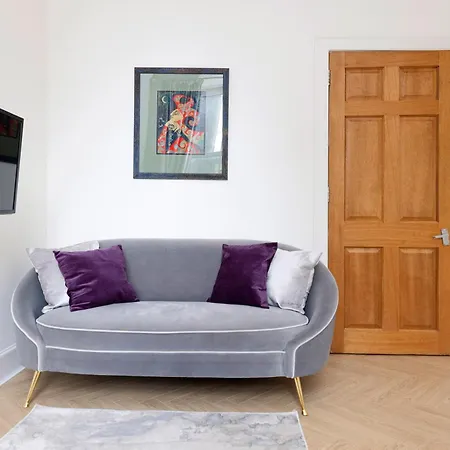 Haymarket Modern Flat For 2 Guests