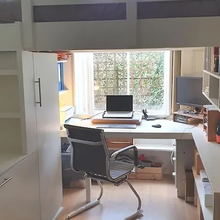 Artist Colony With Sauna And Private Garden, And Easy Walk To Centre Apartmán