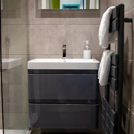 Apartment Artist Colony With Sauna And Private Garden, And Easy Walk To Centre *