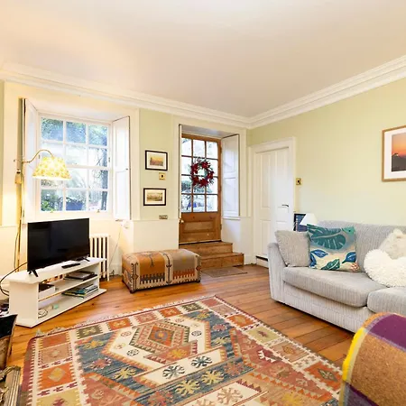 Апартаменты Joivy Beautiful Apartment, Private Garden, Calton Hill Эдинбург