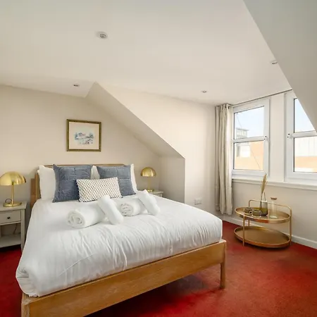 Adam Drysdale House 3*