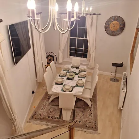 Townhouse With 3 Bathrooms *