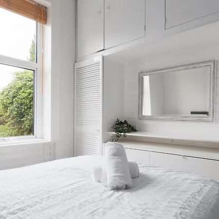 3 Bedrooms Bungalow, Sleeps 6, Free Parking With Garden * Edinburgh