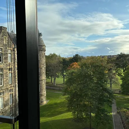 Stunning Park View Quartermile Close Proximity To Castle Edinburgh