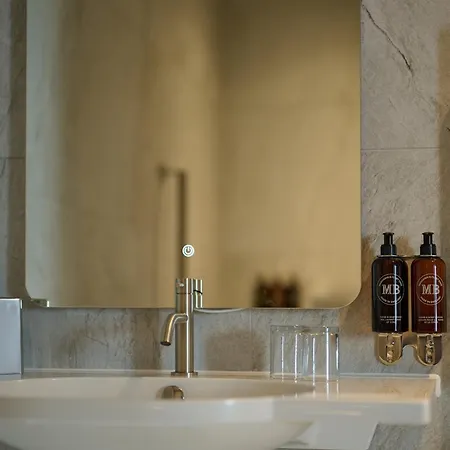 The Resident אדינבורו