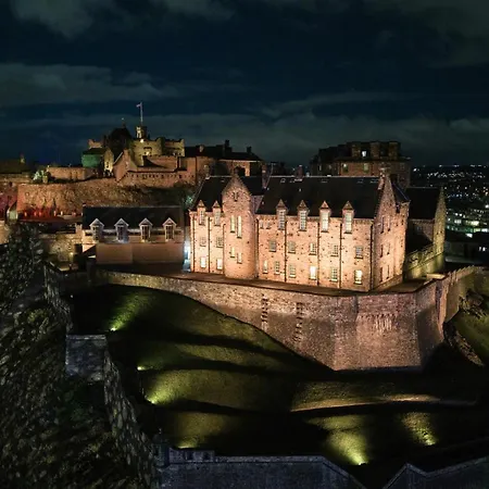 The Resident מלון