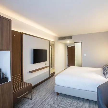 Courtyard By Marriott West Hotel