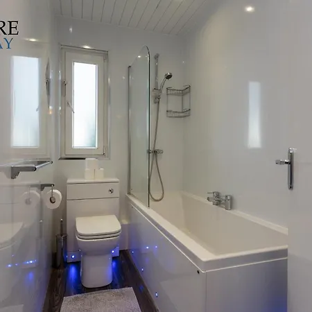 شقة Stunning 3 Bedroom *