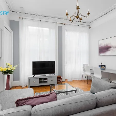 First Floor-2 Bedroom Apartment- By Holiday Homes 公寓