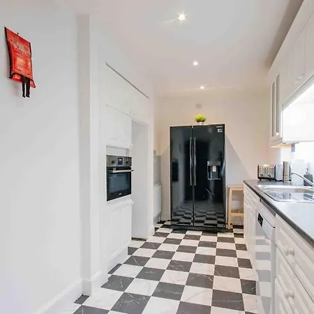Spacious 3 Bed In Marchmont 에든버러