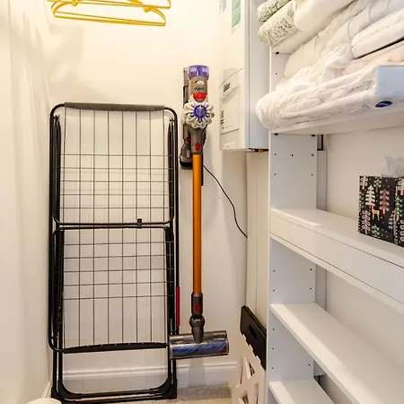 Cosy Apartment, Free Street Parking *