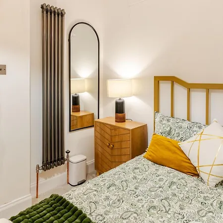 Cosy Apartment, Free Street Parking *