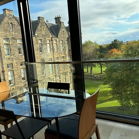 Stunning Park View Quartermile Close Proximity To Castle Edinburgh