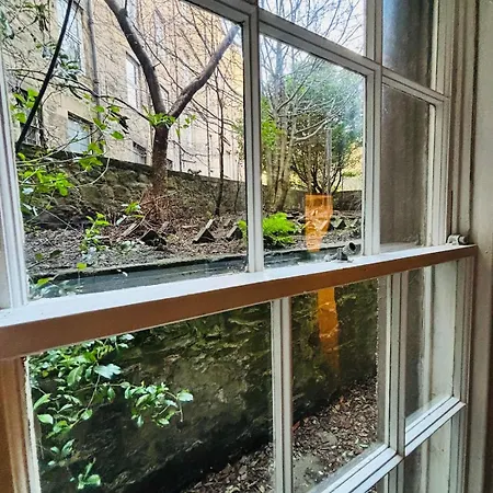 The Gardners In Centre With Parking