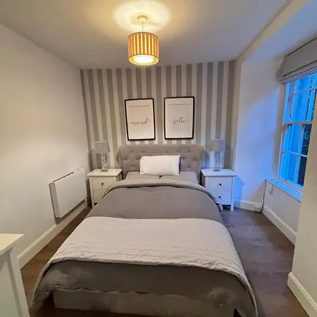 The Gardners In Centre With Parking *